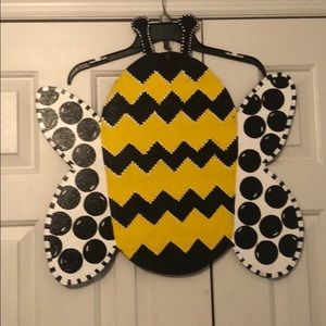 Bubble bee door hanger